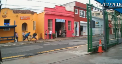 Em plena luz do dia, mulher é assaltada em ponto de ônibus no Centro Em plena luz do dia, mulher é assaltada em ponto de ônibus no Centro