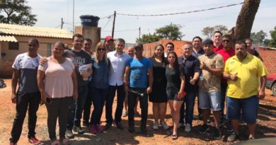 Moradores da Vila da Paz II e III recebem diretor de habitação e vereador em reunião Moradores da Vila da Paz II e III recebem diretor de habitação e vereador em reunião
