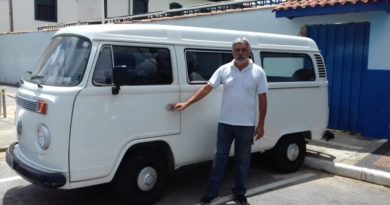 Músico que perdeu Kombi ganha nova após ação solidária Músico que perdeu Kombi ganha nova após ação solidária