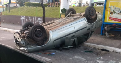 Homem fica ferido após capotar carro na Marginal Homem fica ferido após capotar carro na Marginal