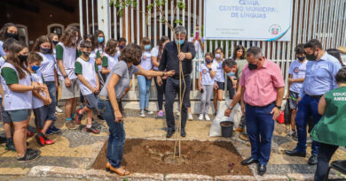 Autoridades municipais locais participam de plantio em Itu Autoridades municipais locais participam de plantio em Itu
