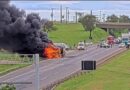 Carreta com 20 toneladas de areia pega fogo na Castello em Itu