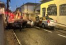 Dois jovens ficam feridos após carro colidir contra poste e pegar fogo em Itu
